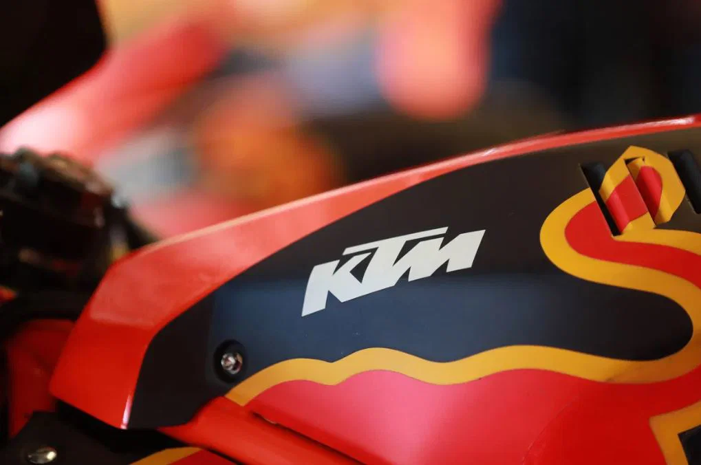 同社のオートバイの 1 台にある KTM のロゴ。