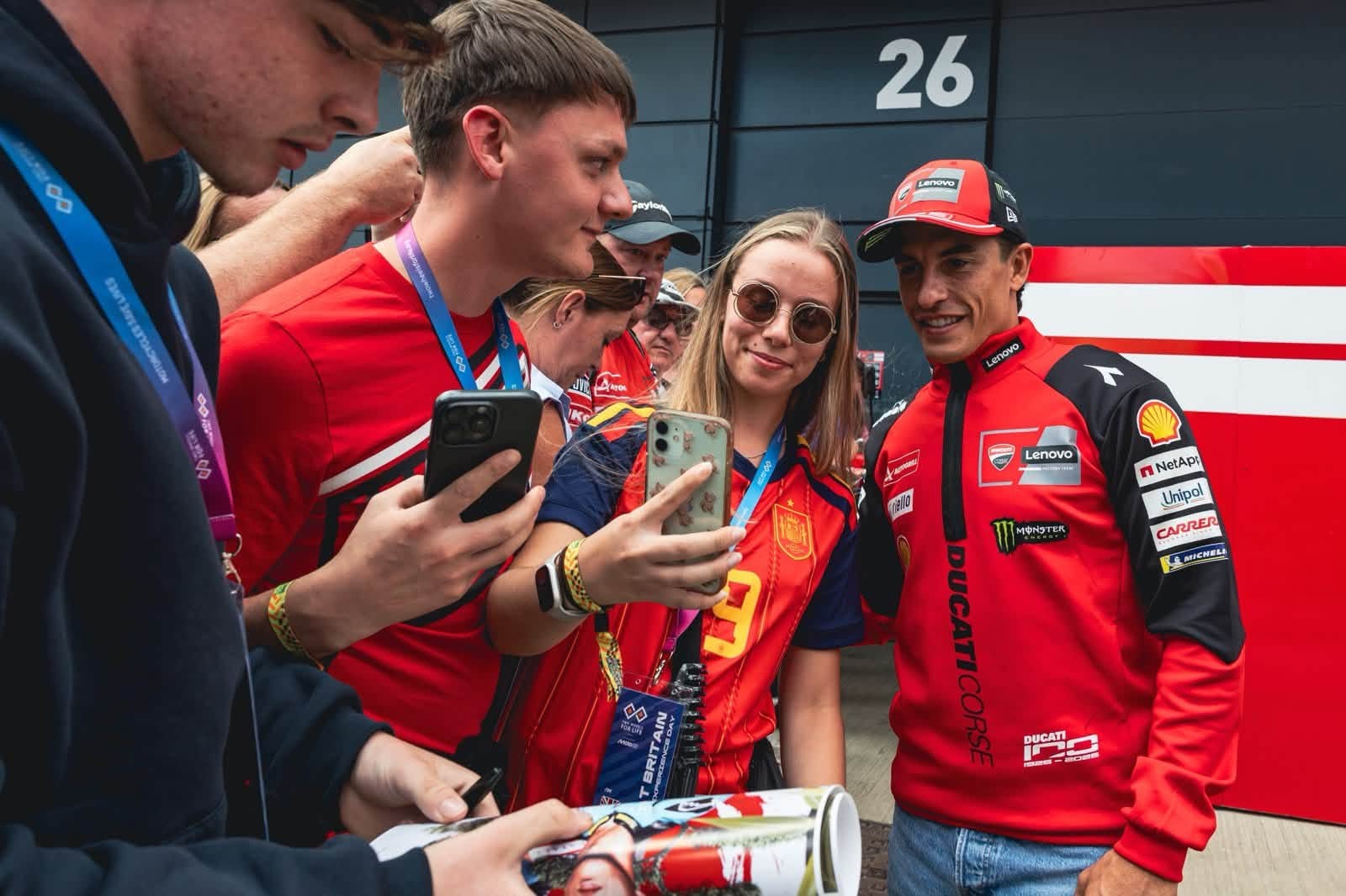 シルバーストンでファンとマルク・マルケス。クレジット: Two Wheel for Life/Facebook。