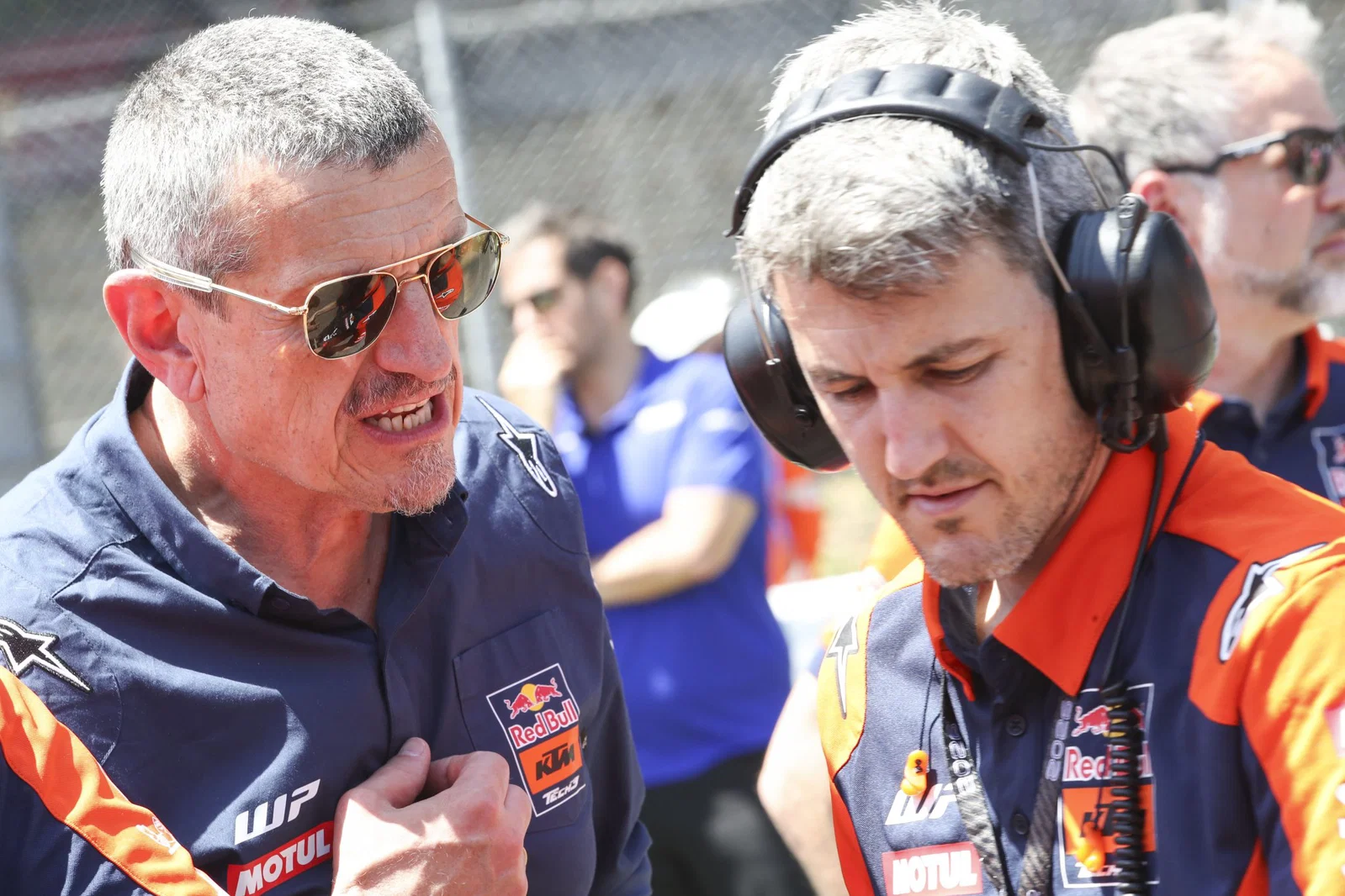 MotoGPレースでのギュンター・シュタイナー。クレジット: ゴールドとグース。