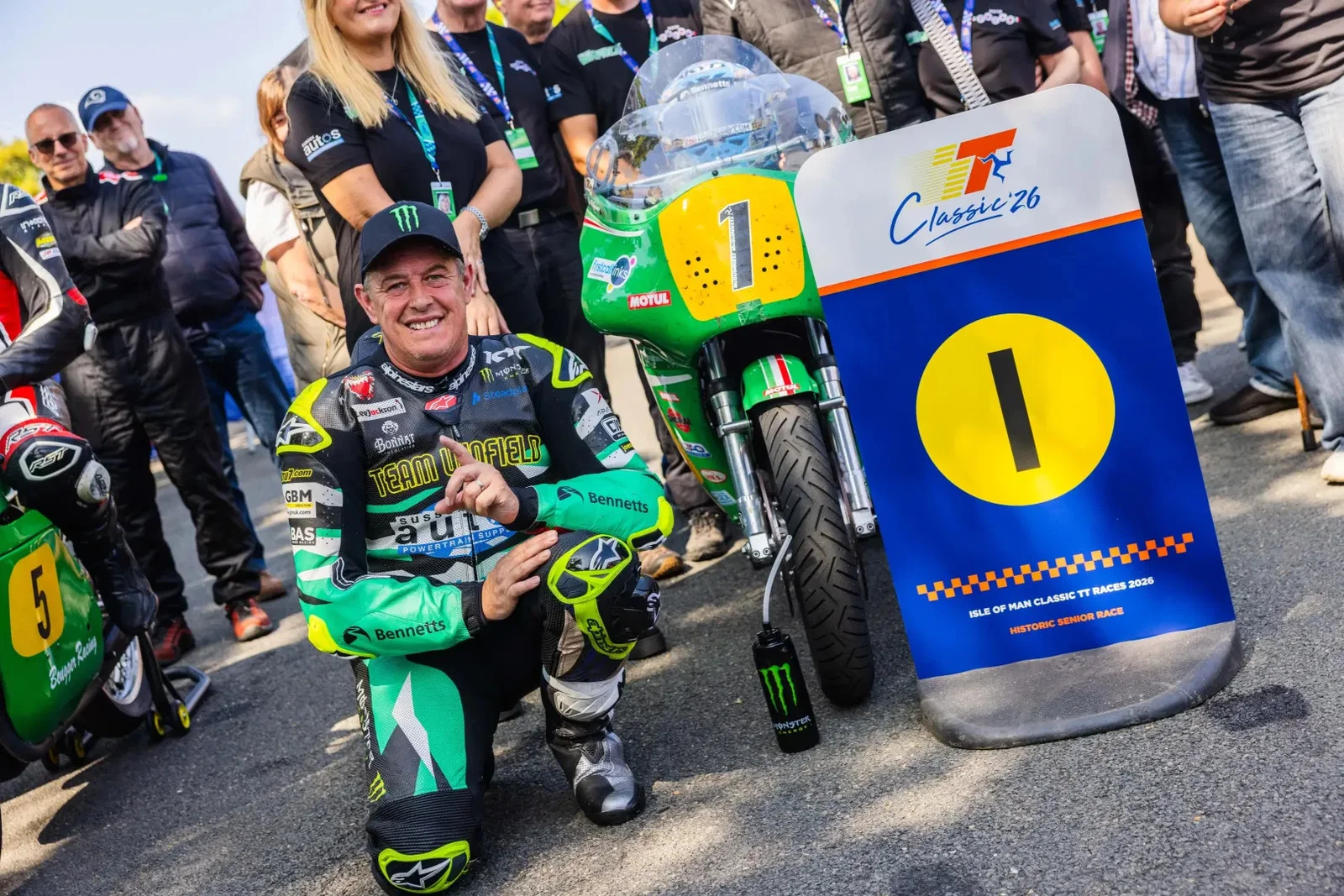 ジョン・マクギネスが7年ぶりの優勝を祝う。クレジット: マン島 TT.