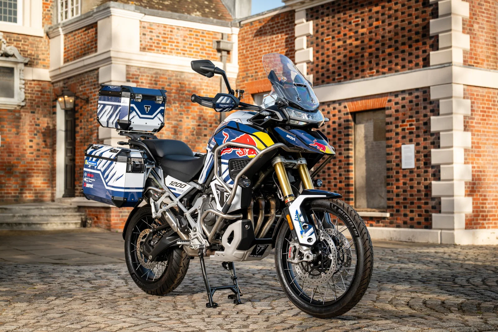 サム・サンダーランドが乗るレッドブルカラーのトライアンフ。クレジット: Mark Roe/Red Bull コンテンツプール。