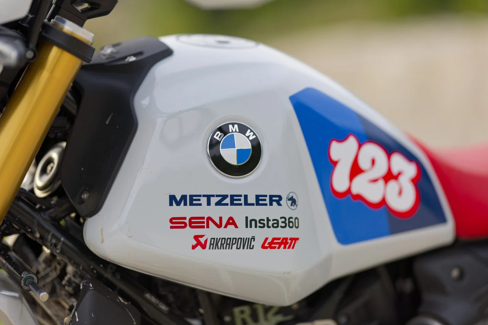 セナはライダー、マーシャル、主催者にインターホンを提供します。