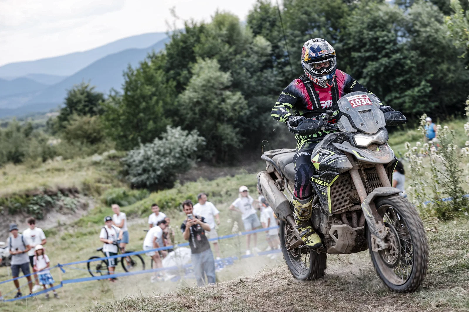 Tiger 900 Rally Proに乗るジョニー・ウォーカー