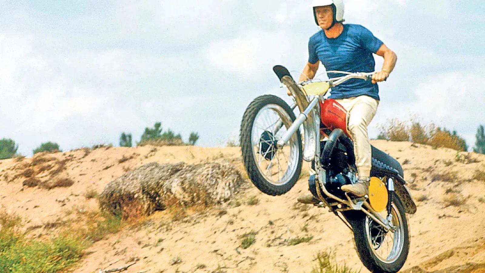 砂漠でハスクバーナ MX バイクに乗るスティーブ・マックイーン
