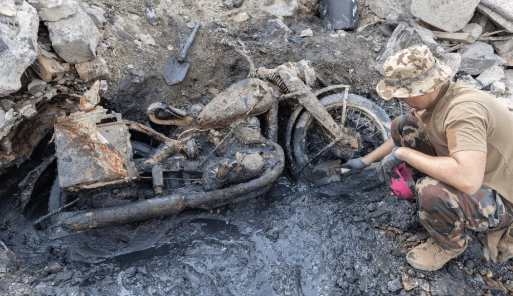 バイクはほぼ無傷のままです。クレジット: honvedelem.hu
