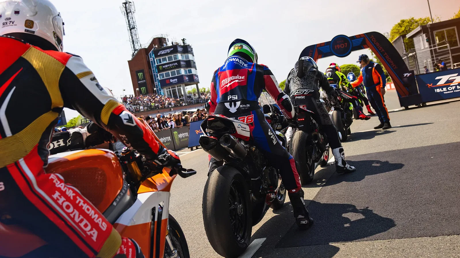 レーススタート前のマン島TTライダーたち。クレジット: マン島 TT.
