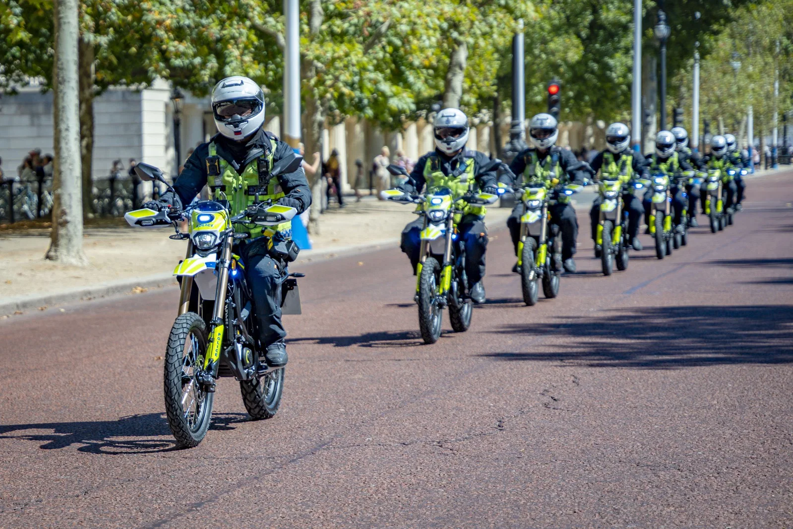 ロンドンでサーロンバイクに乗る警察官。クレジット: 警察。