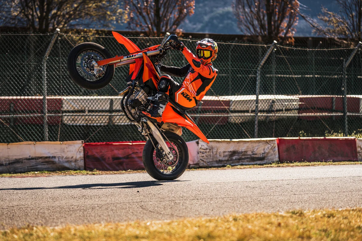 ウィリーを牽引する新型 KTM 450 SMR。