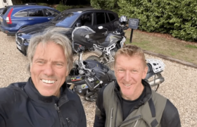コメディアンのジョン・ビショップ、ティム・ピークと同乗中に自転車事故を起こし声を上げる