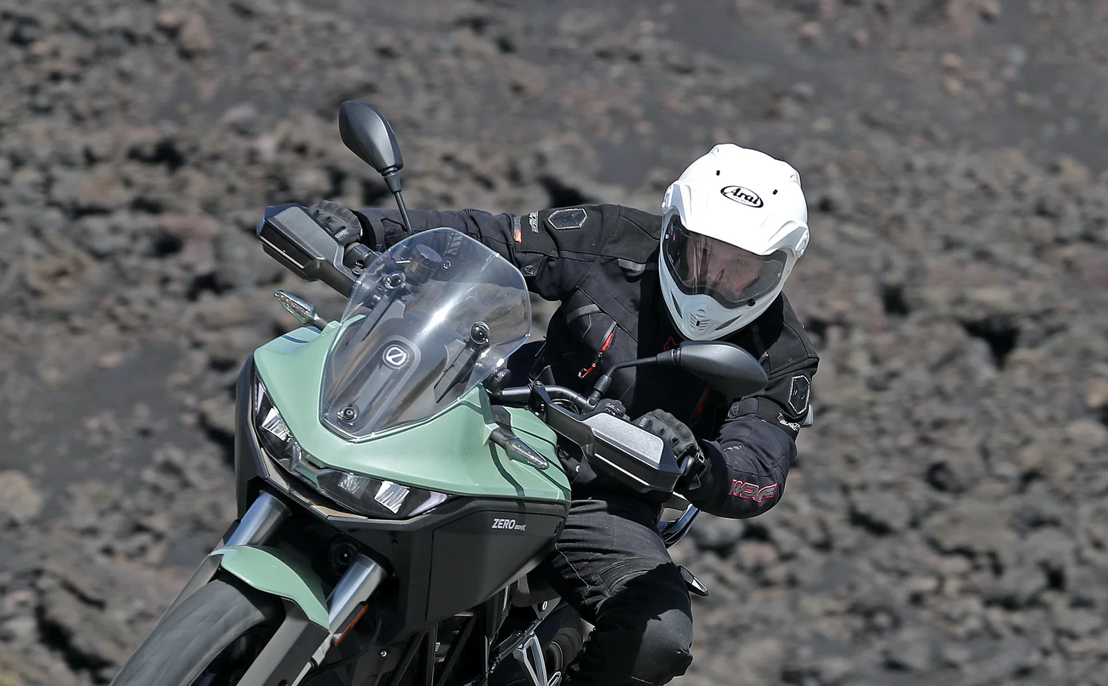 Arai Tour X4 バイクヘルメットのレビュー