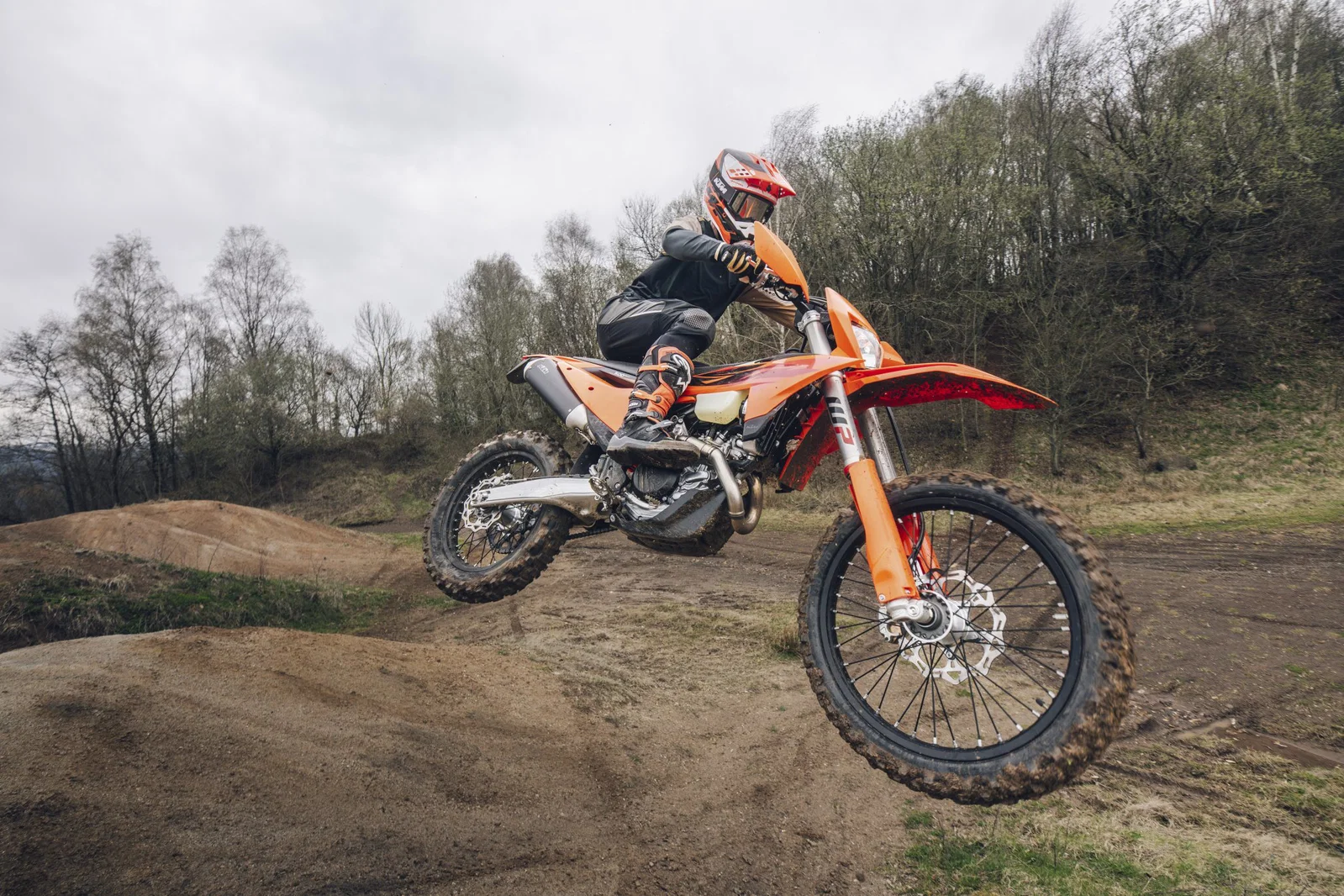 2027 KTM エンデューロ バイクが空に飛んでいます。