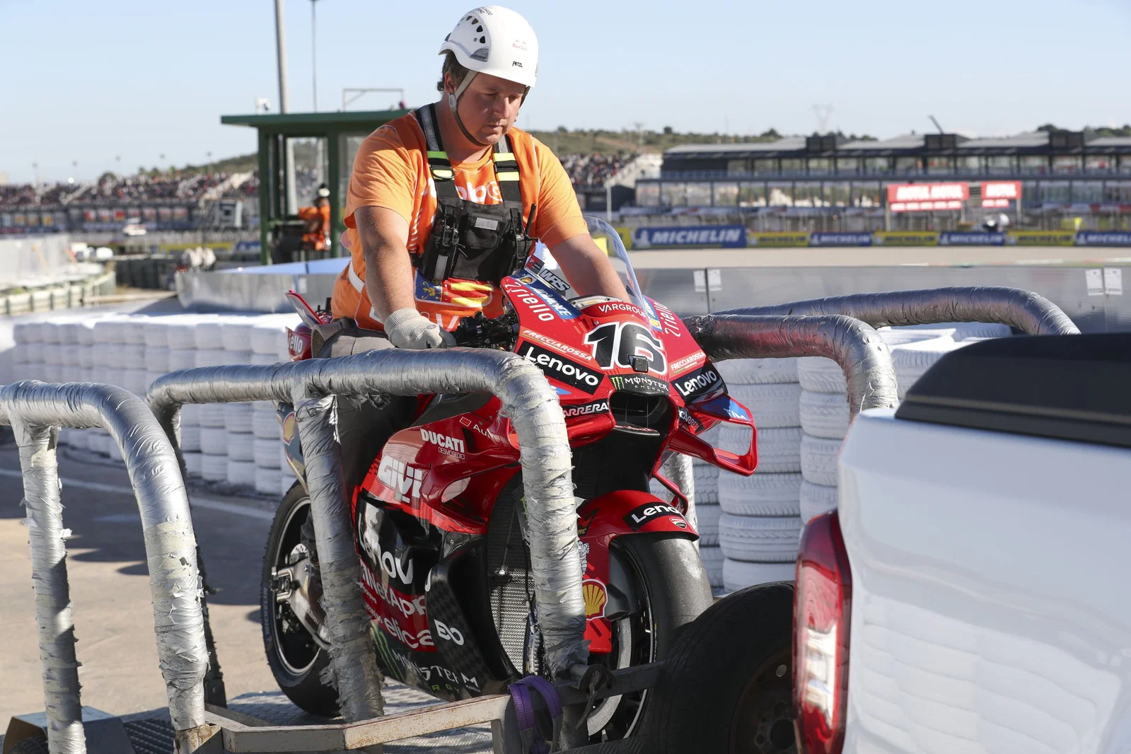 ニコロ・ブレガ MotoGP バイクがクラッシュから回復。クレジット: ゴールドとグース。