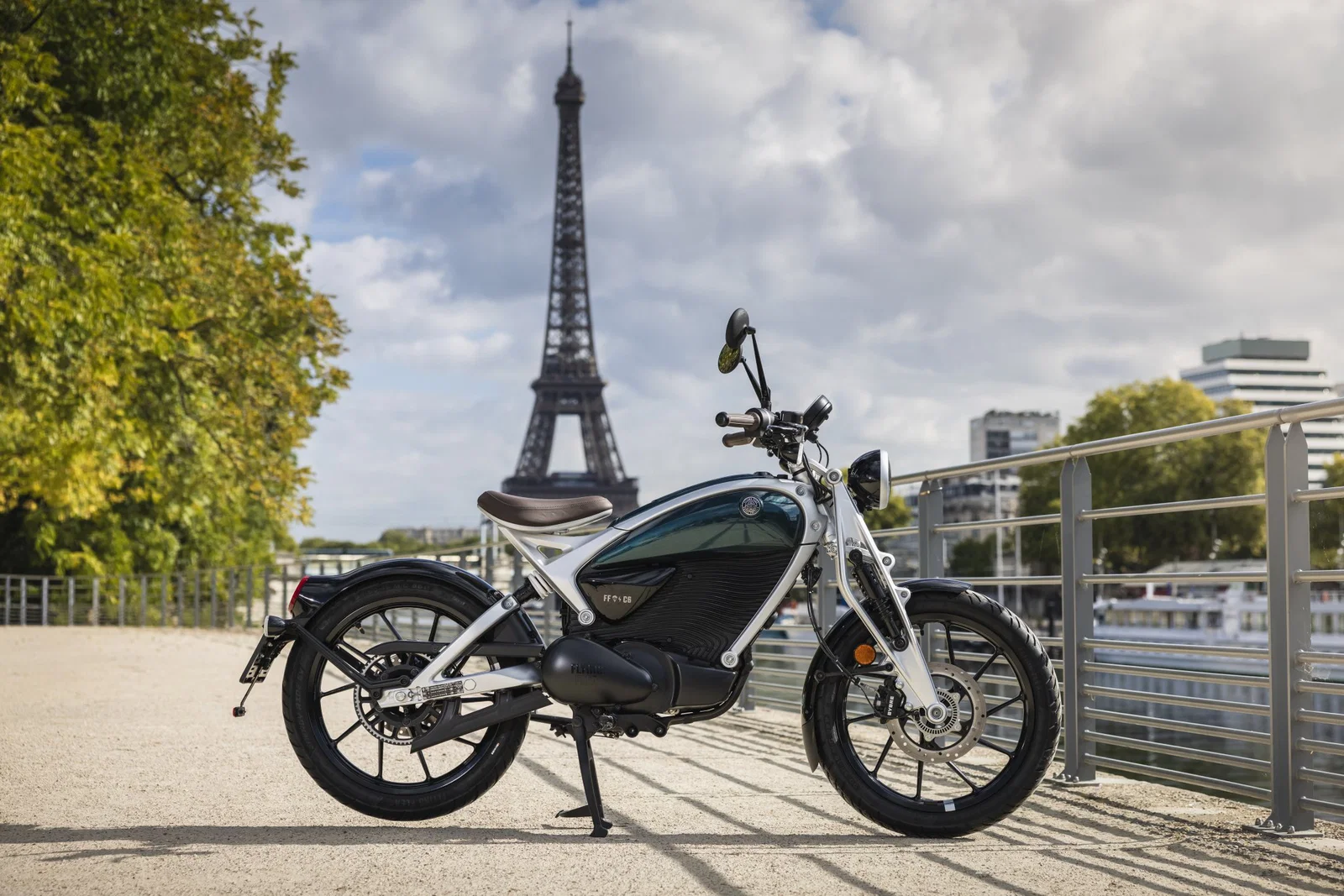 パリのエッフェル塔の前にあるロイヤル・エンフィールド・フライング・フリー。