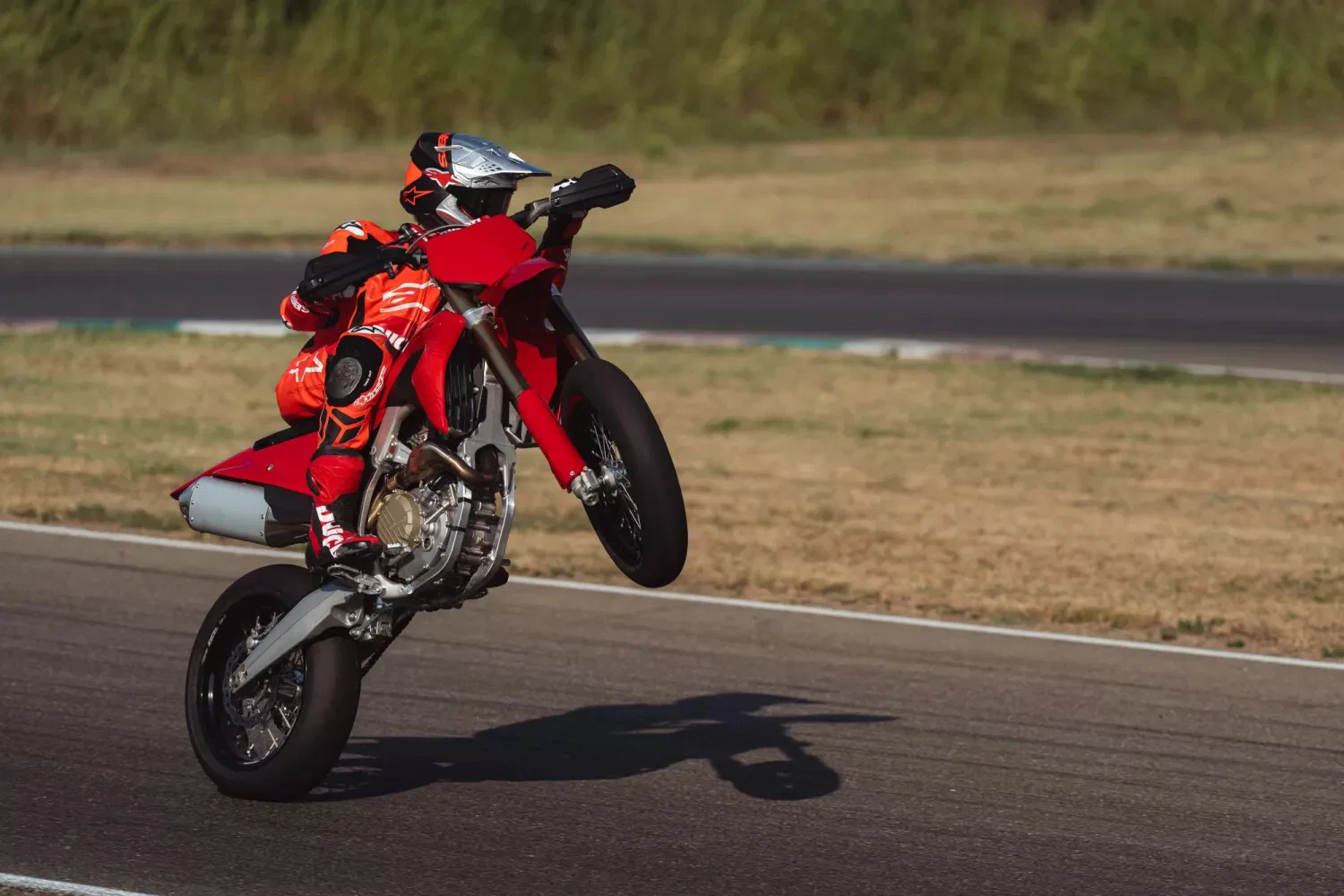 ドゥカティ Desmo450 SM が稼働中。