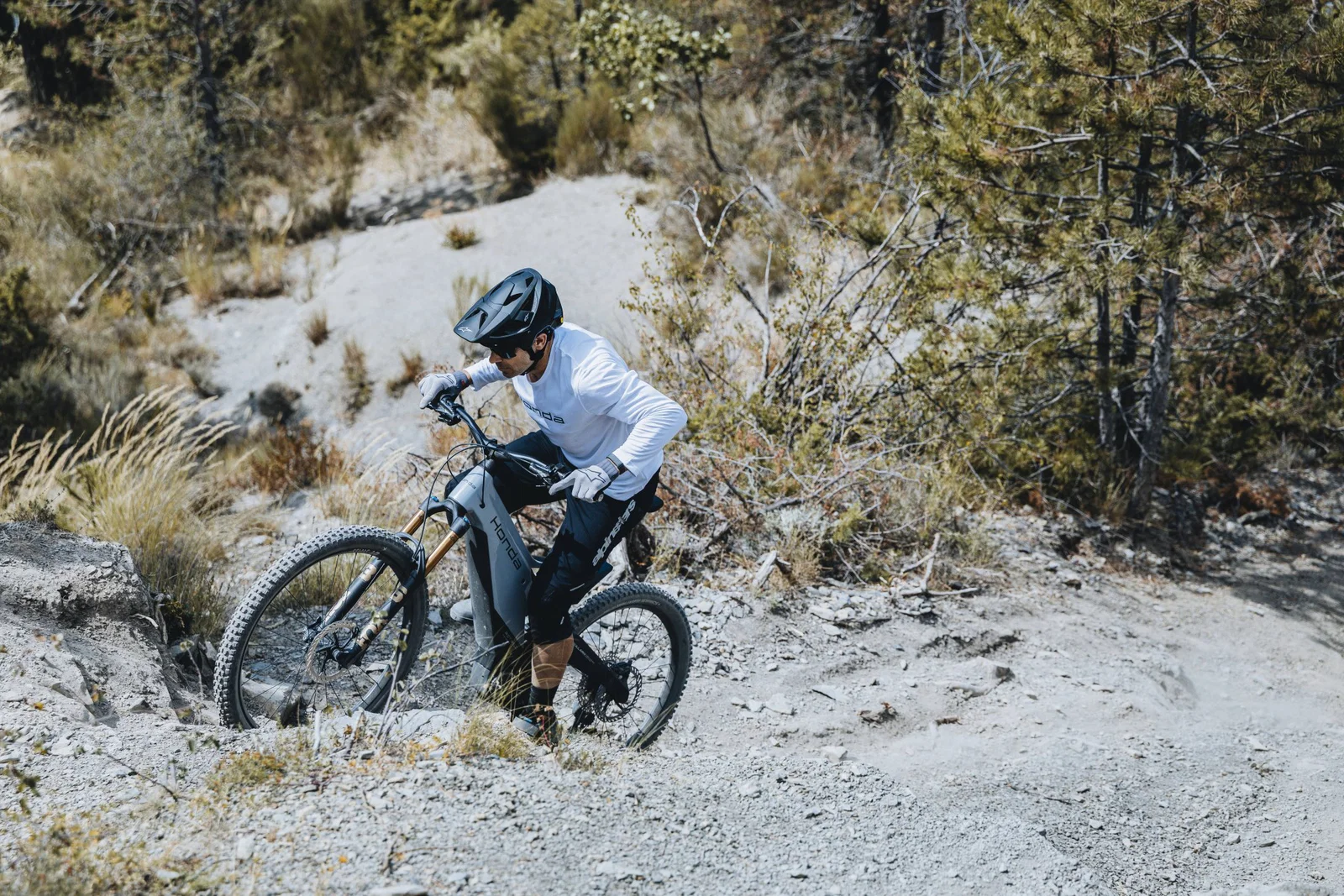 ホンダ e-MTB プロトタイプ - アクションショット。