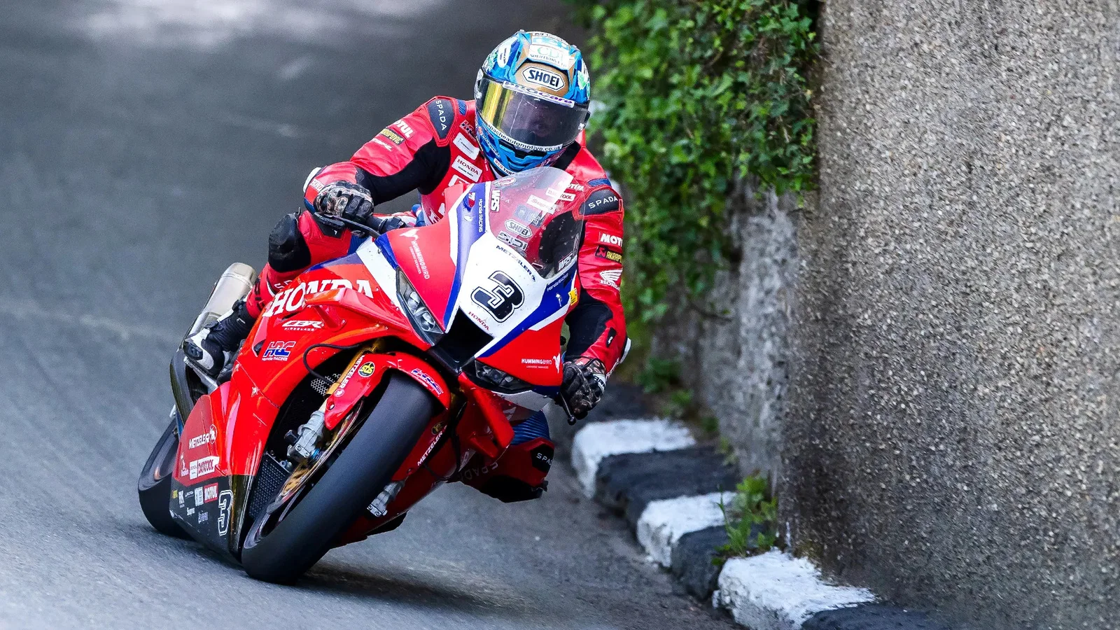 TTでレースをするディーン・ハリソン。クレジット: マン島 TT.