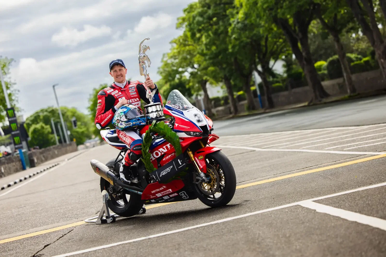 TTで優勝したディーン・ハリソン。クレジット: マン島 TT.