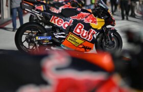 KTMはCEOがMotoGPチームの売却を否定し、大きな経済的マイルストーンを達成