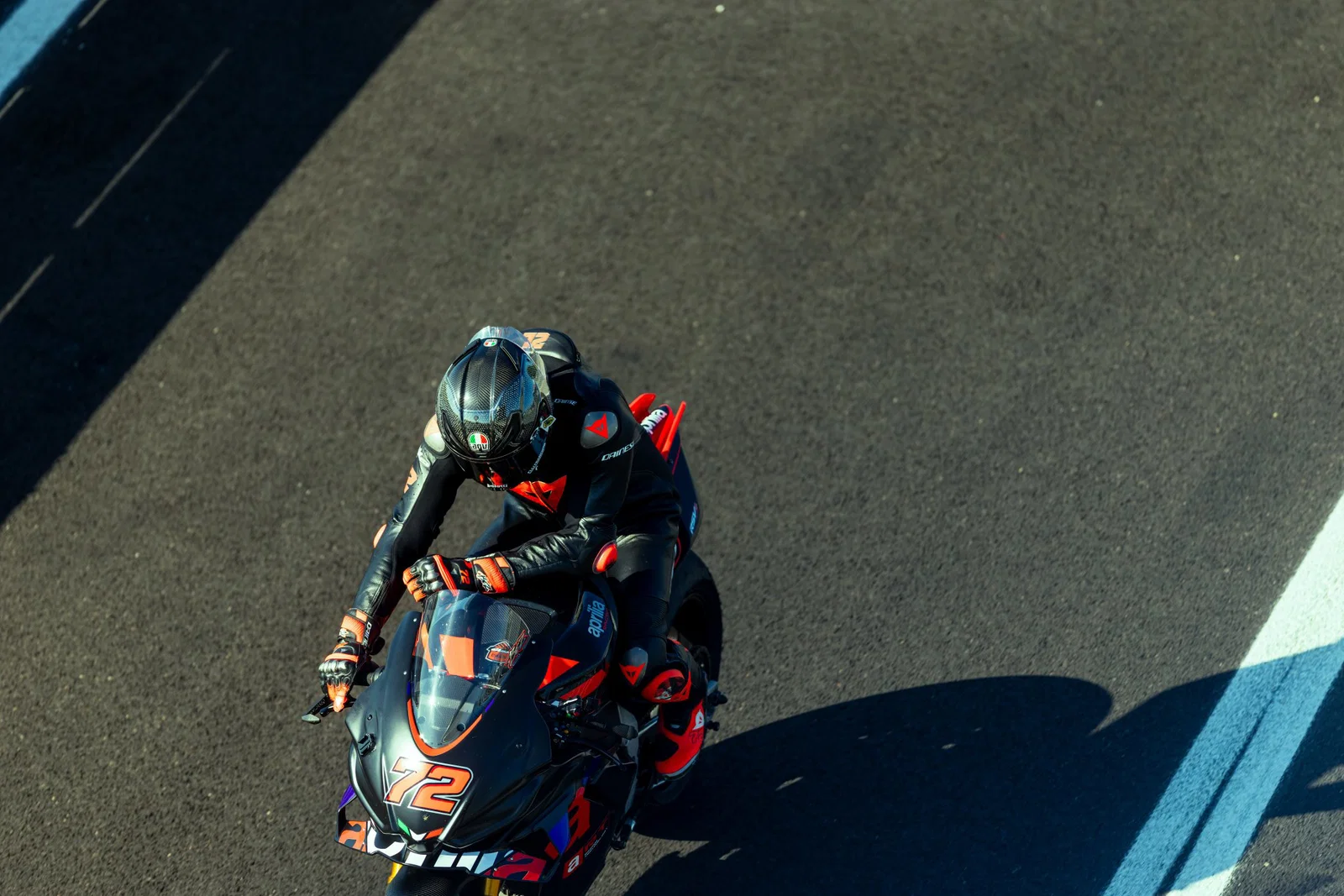 ミサノでAGV Pista GP R3を使用するマルコ・ベッツェッキ。