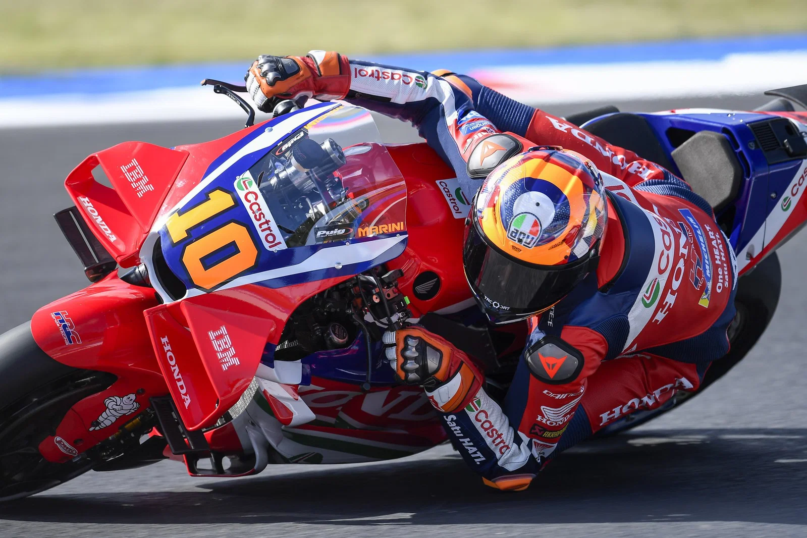 新型AGV Pista GP R3を着用するルカ・マリーニ。