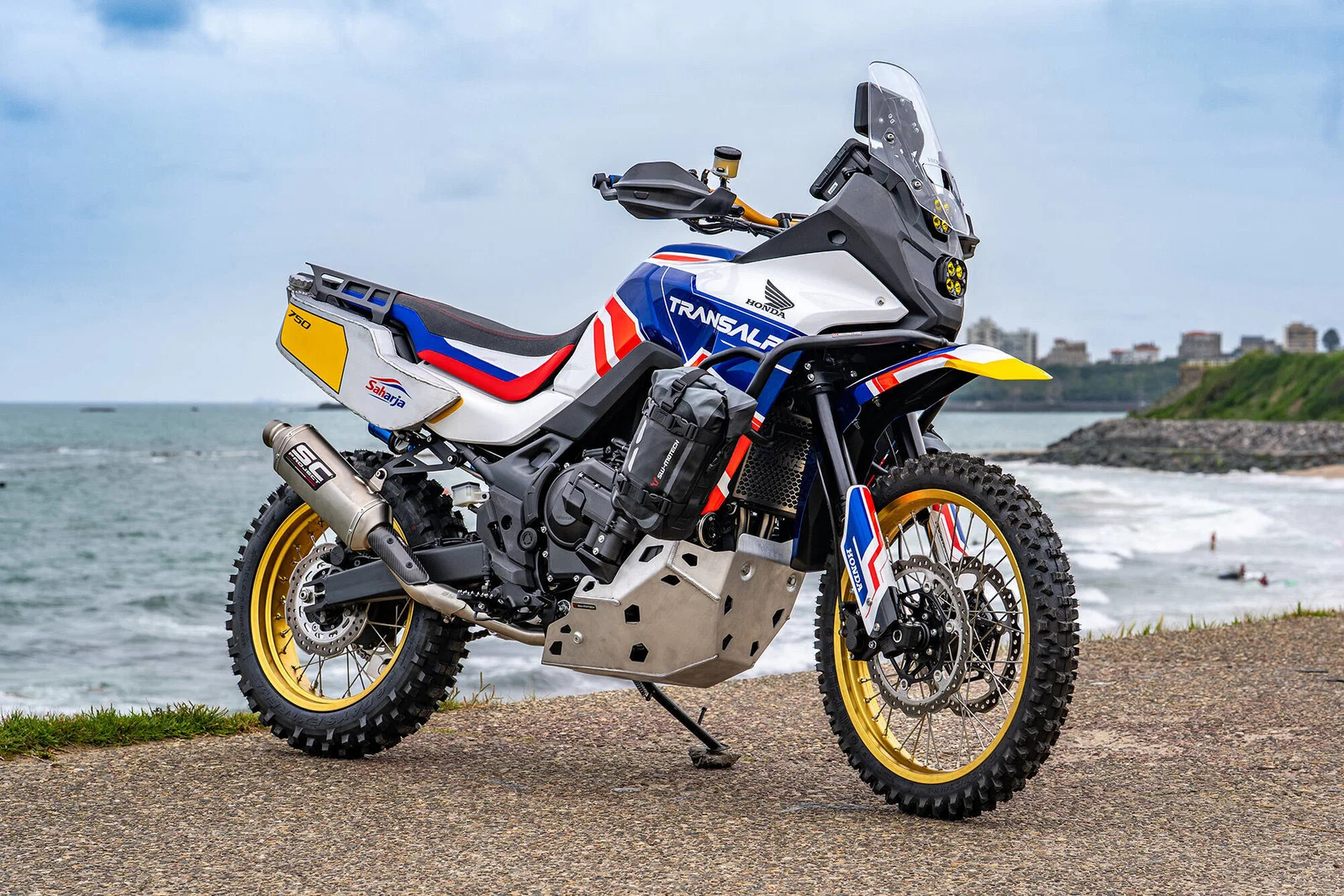 トリコロールカラーのホンダ XL750 トランザルプ。