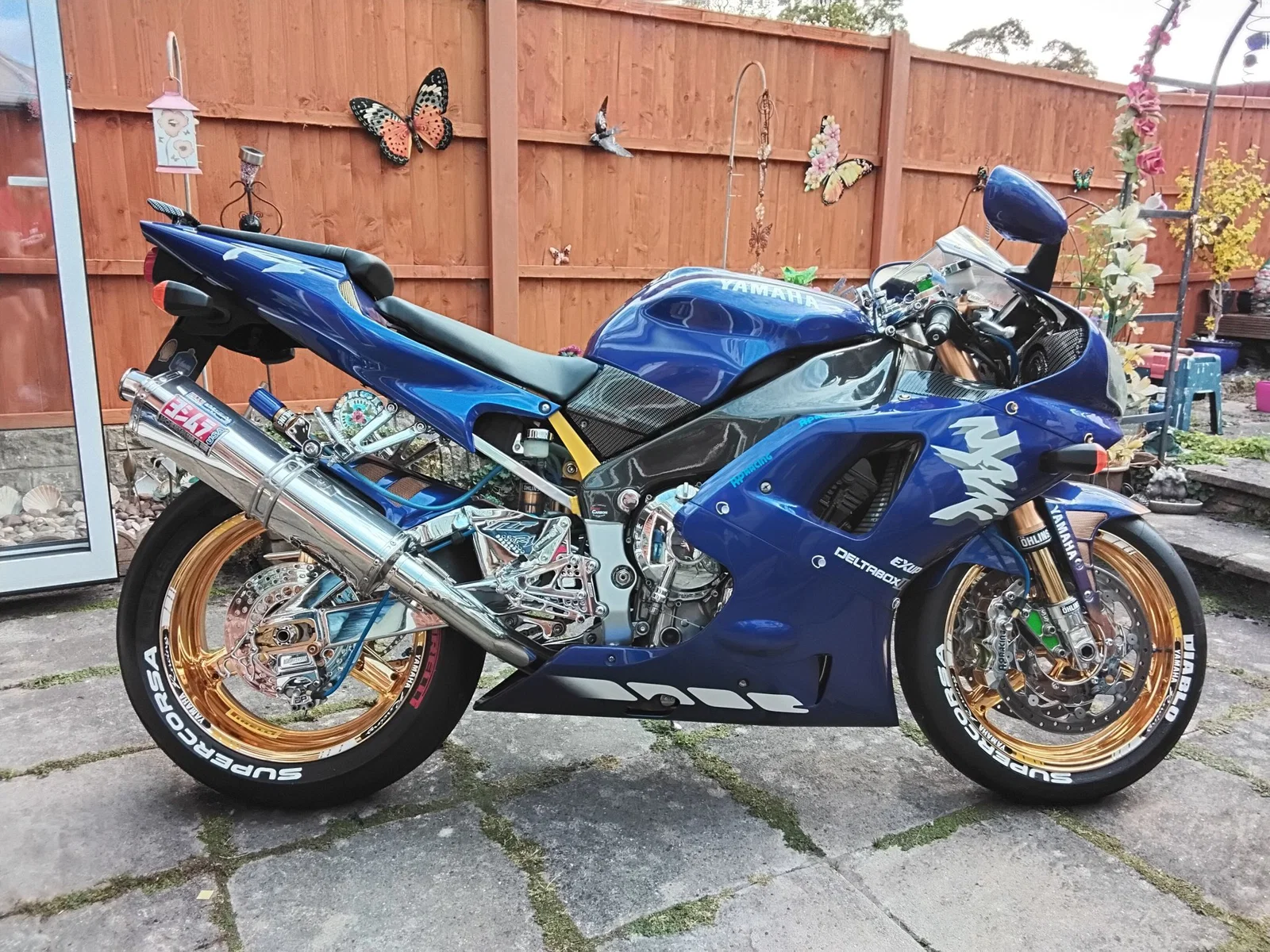 「きらびやかな」ヤマハ R1