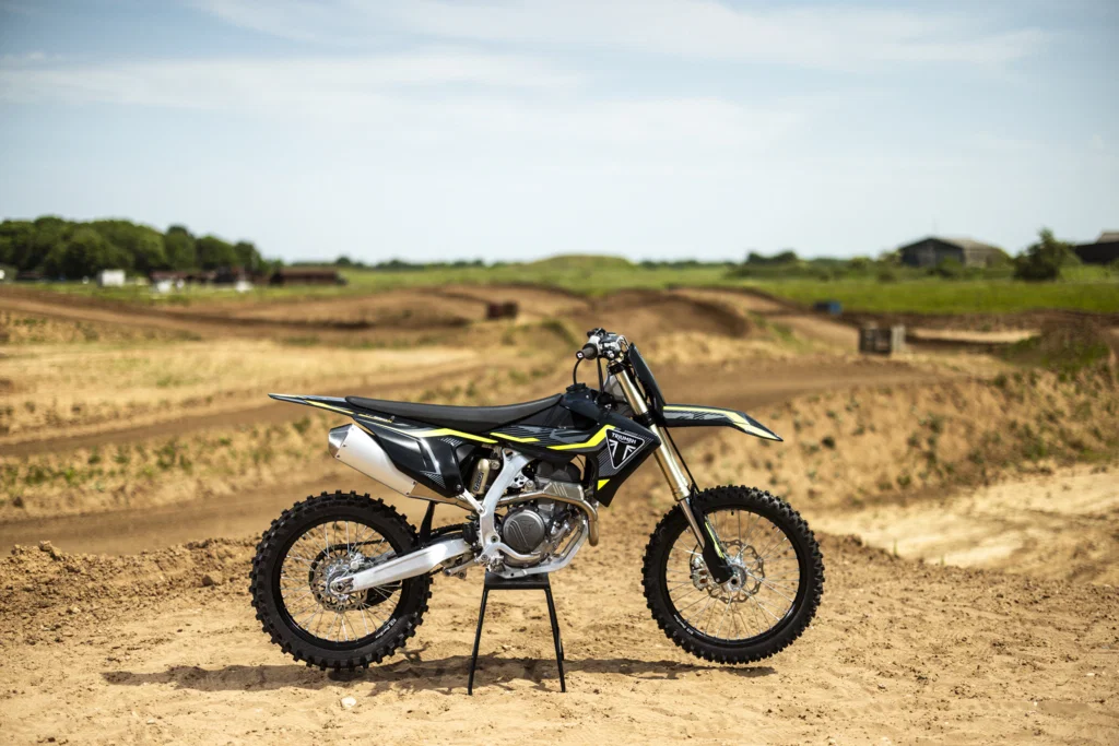 アップデートされたTriumph TF 250-X モトクロスバイク。