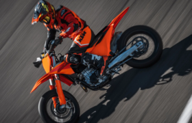2027 KTM 450 SMR は新しい外観と顧客フレンドリーなインセンティブを受け取ります