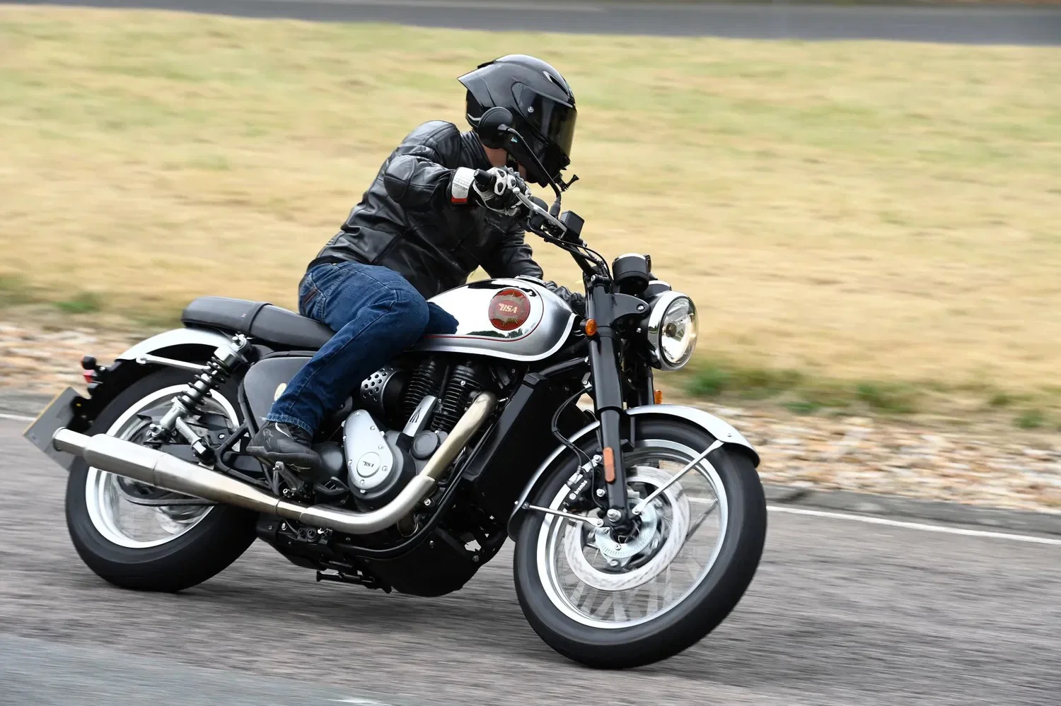オリジナルのペイントが施されたBSA ゴールド スターが道路を走行します。