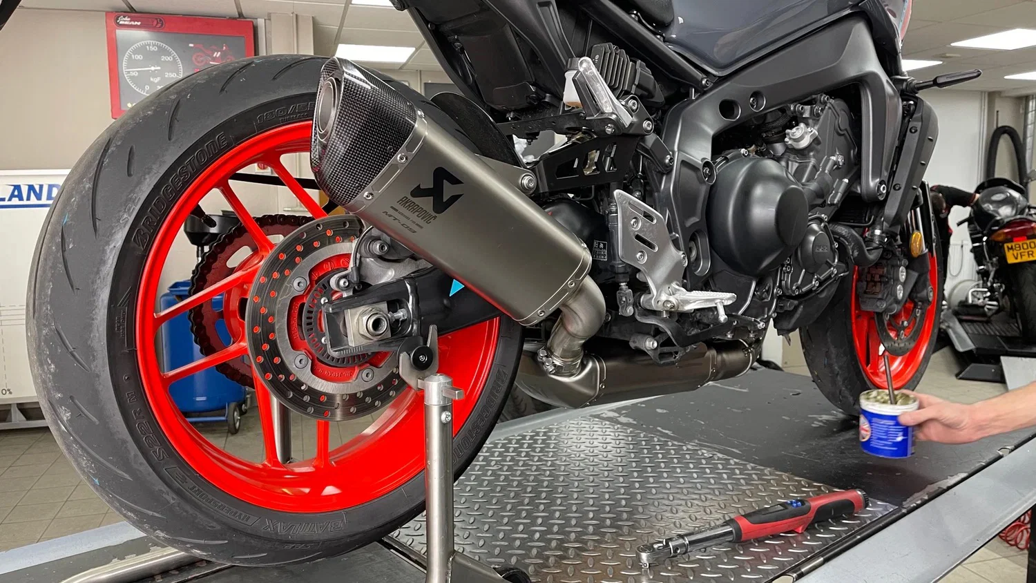 バイクに取り付けられるアクラポビッチのエキゾースト