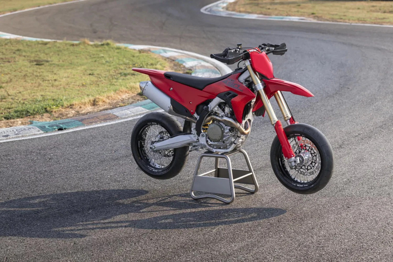 新しい Ducati Desmo450 SM - 静的。