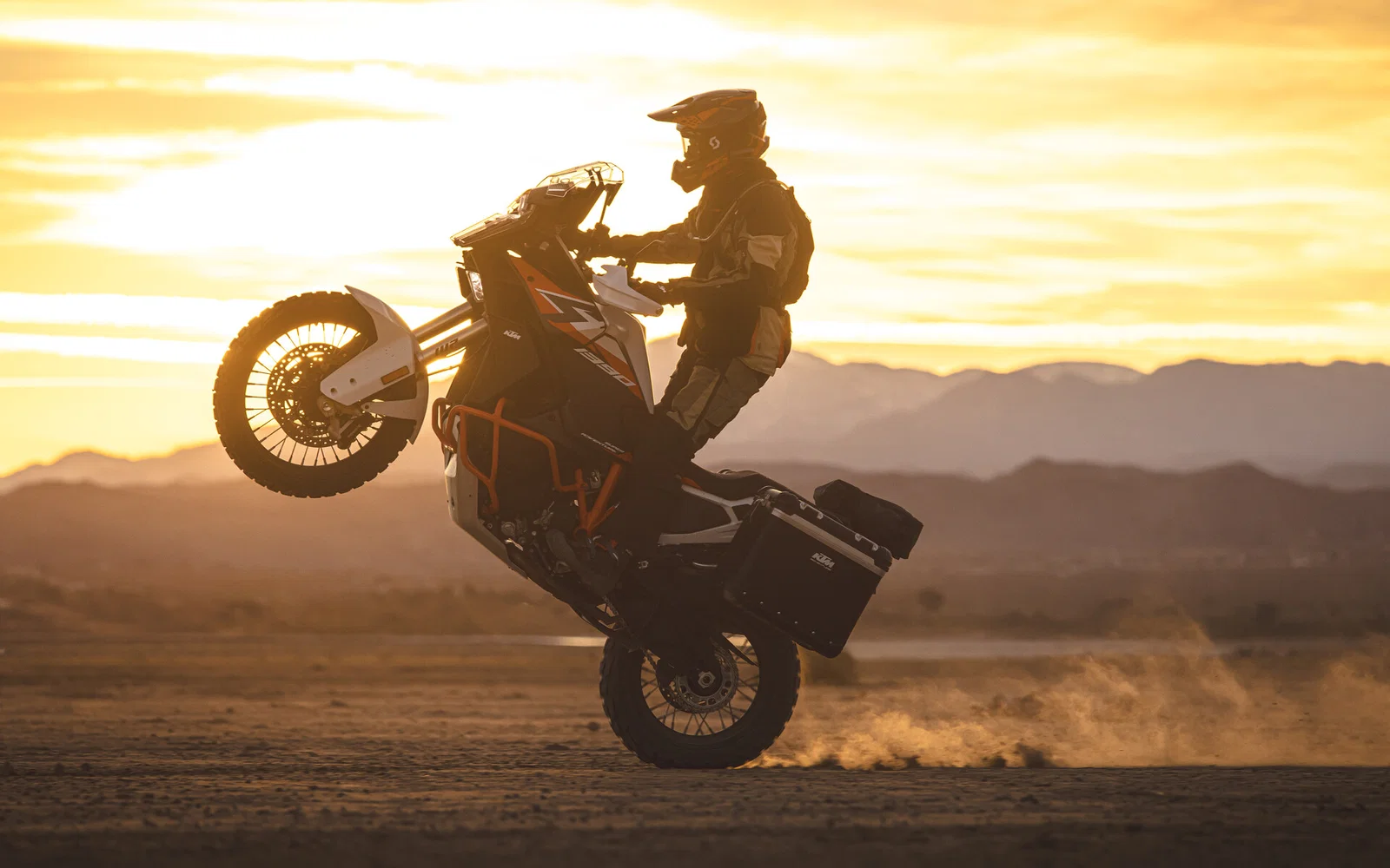 ウィリーを牽引する KTM 1390 スーパー アドベンチャー R