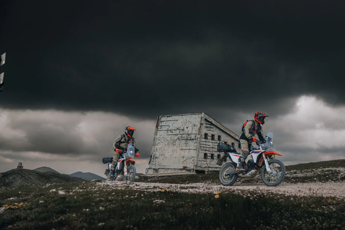 新しい KTM 690 Rally バイクが稼働中。