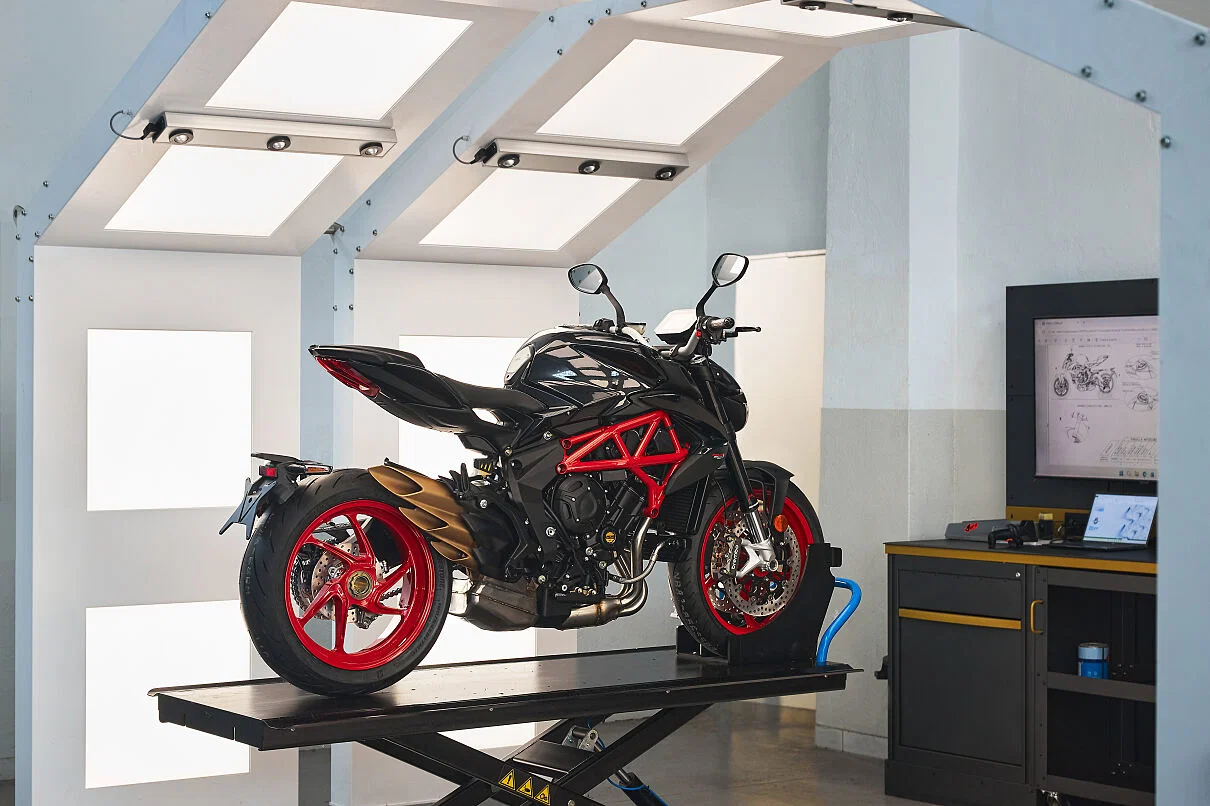 最終検査を受ける Brutale 800