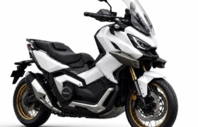 QJ Motorは95馬力の2027 X Adventure 900マキシスクーターを開発中と報告されている