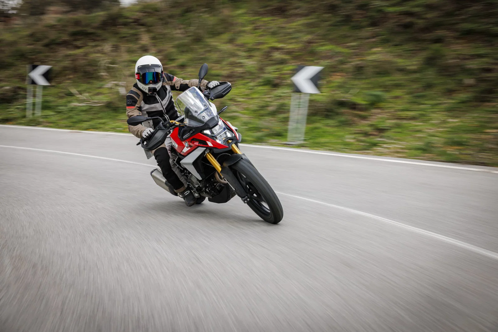 道路を走る 2026 BMW F450 GS。