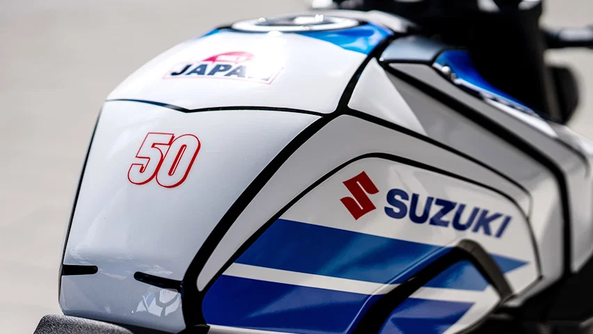 スズキ50周年記念モデルGSX-8S。クレジット: スズキドイツ。