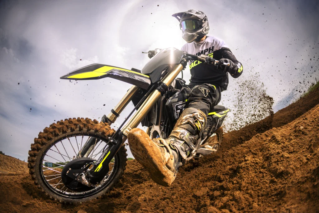 トライアンフ TF 250-X が稼働中。