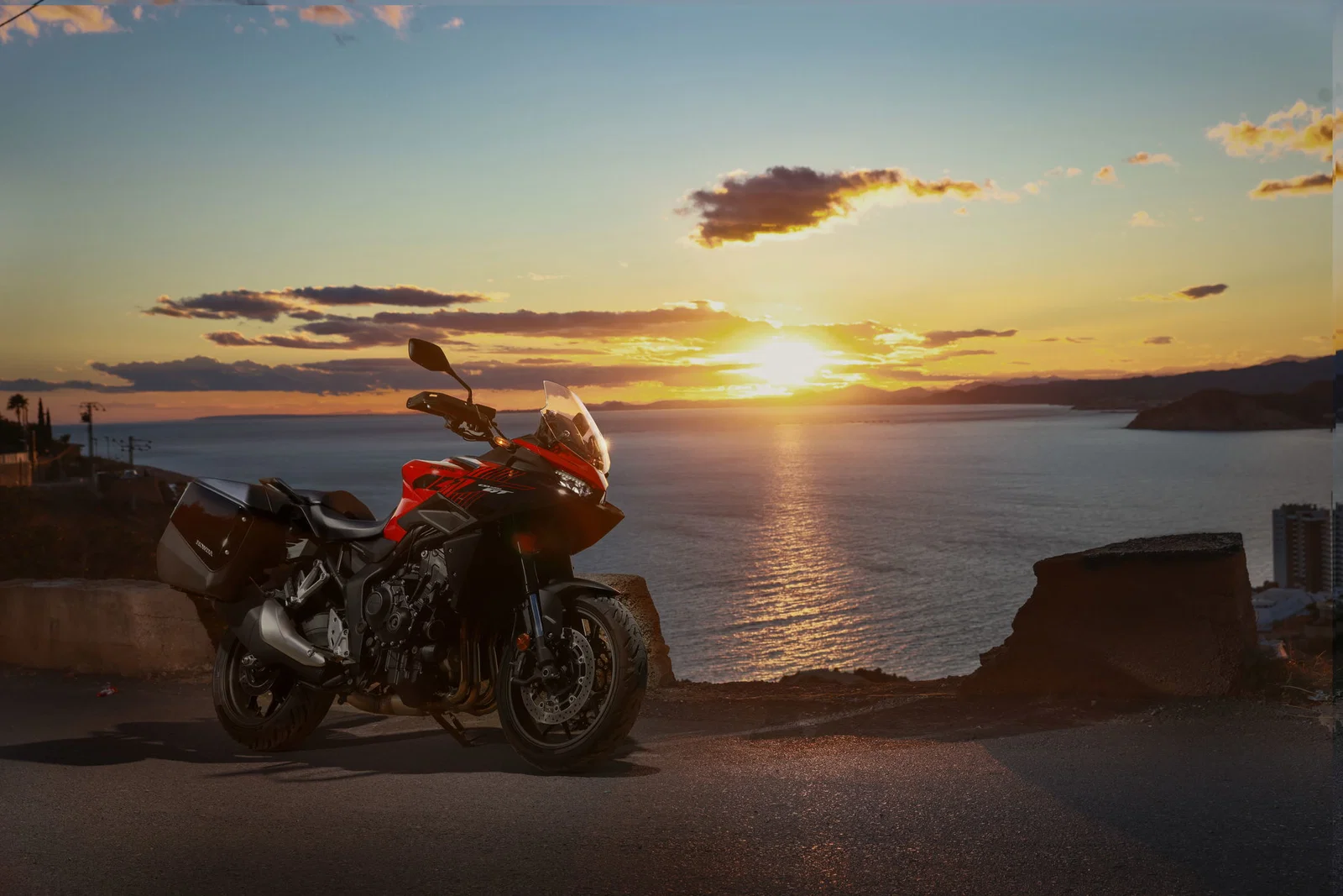 夕日を背景にしたホンダCB1000GT。