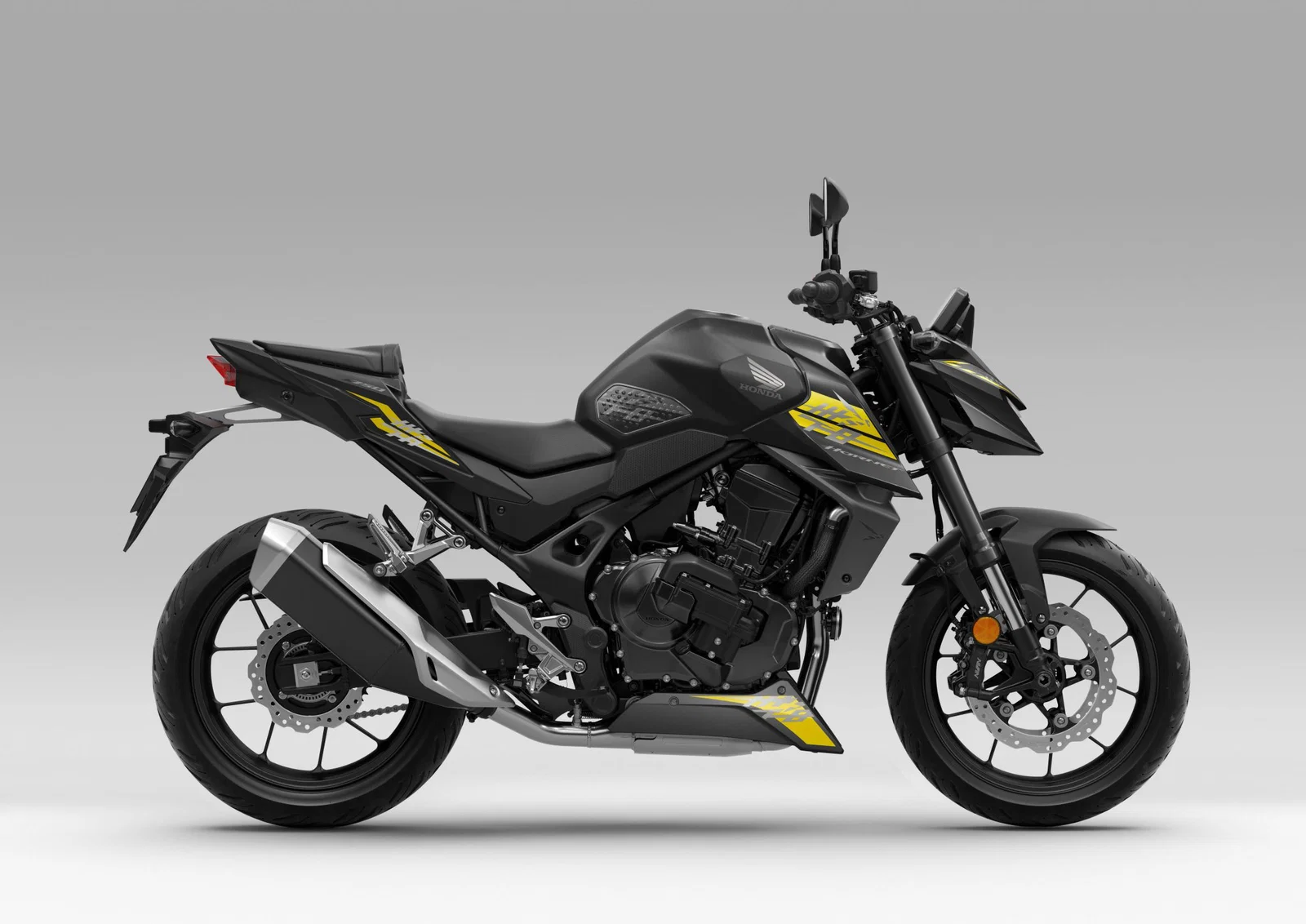 黒と黄色のホンダ CB750 ホーネット。