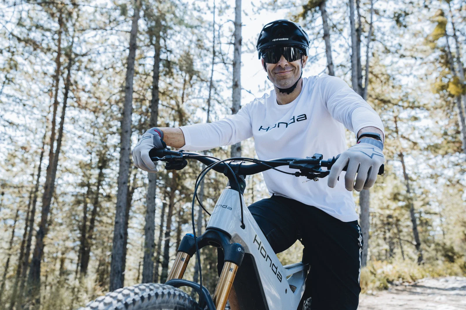 新しいe-MTBプロトタイプモードに乗っているToni Bou。