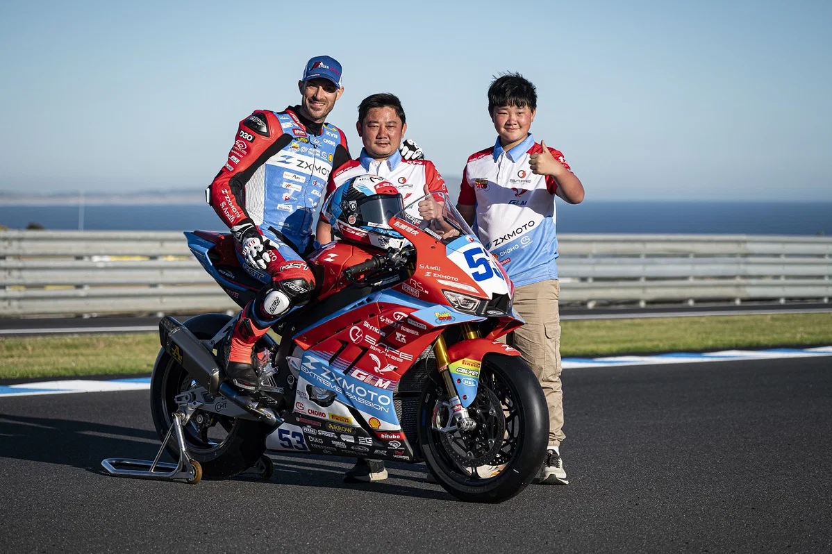 ZXMoto 創設者 Zhang Xue (中央)