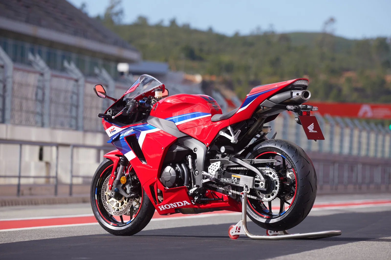 ホンダ CBR600RR スーパースポーツマシン。