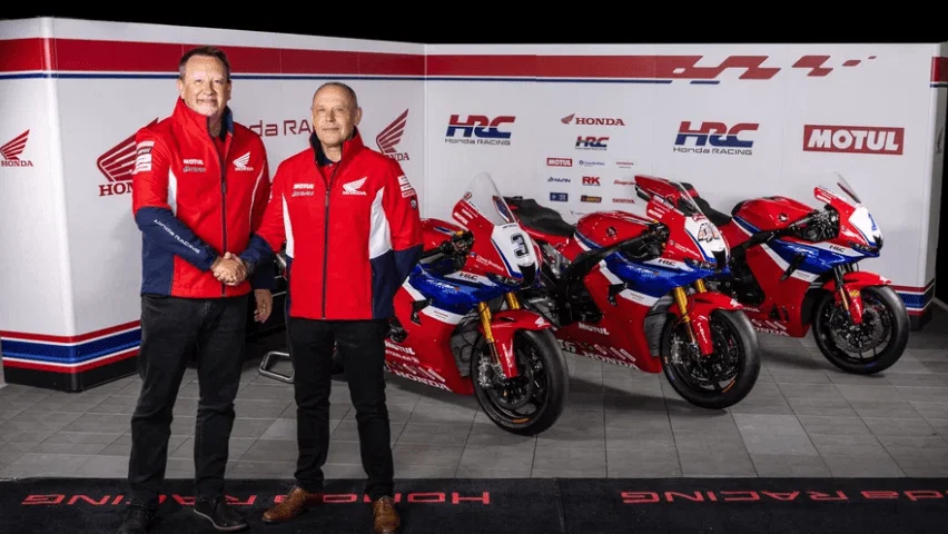 ホンダUKのニール・フレッチャーと並ぶハヴィエ・ベルトラン。