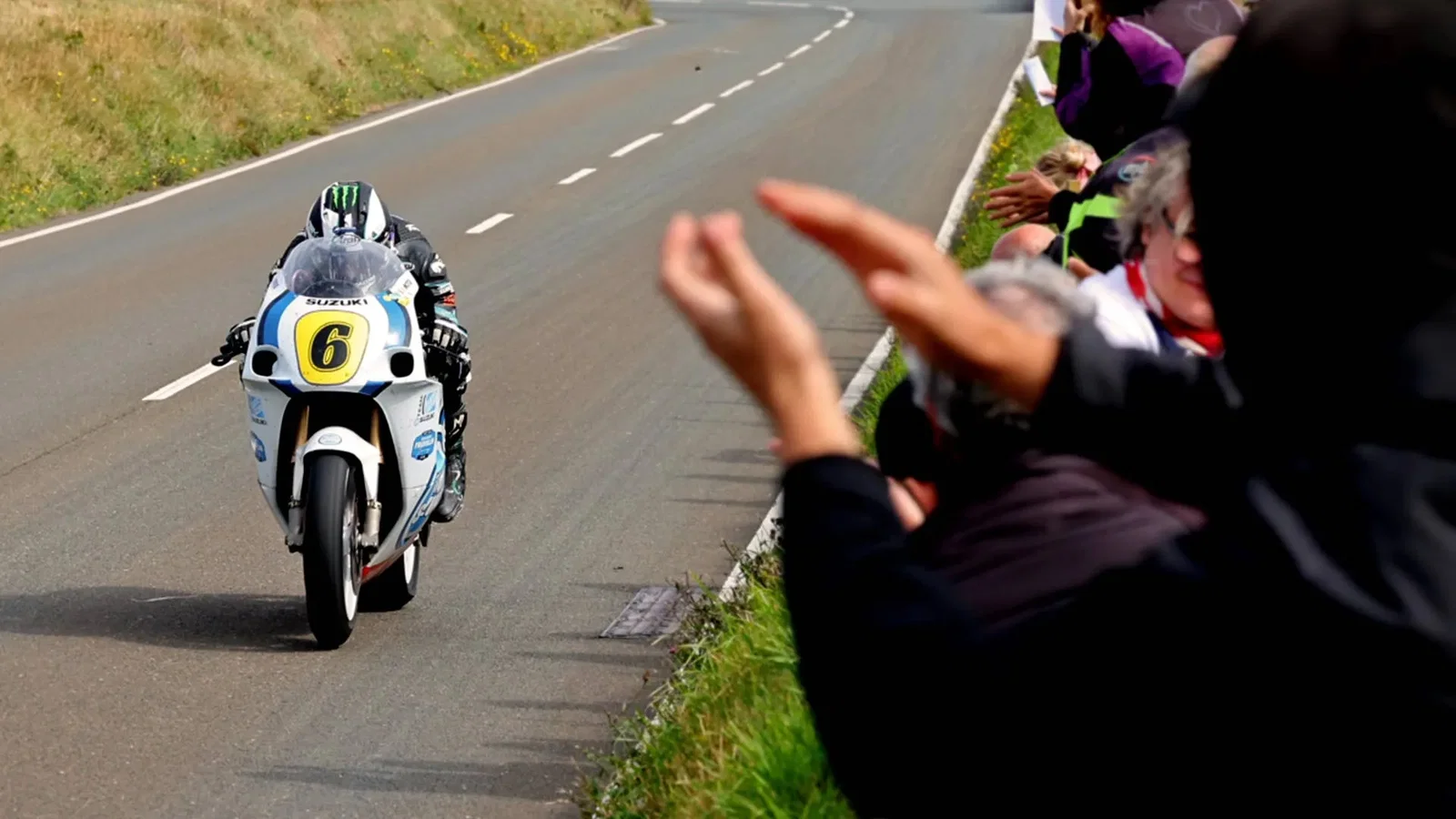 クラシックTTでレースをするマイケル・ダンロップ。クレジット: マン島 TT.