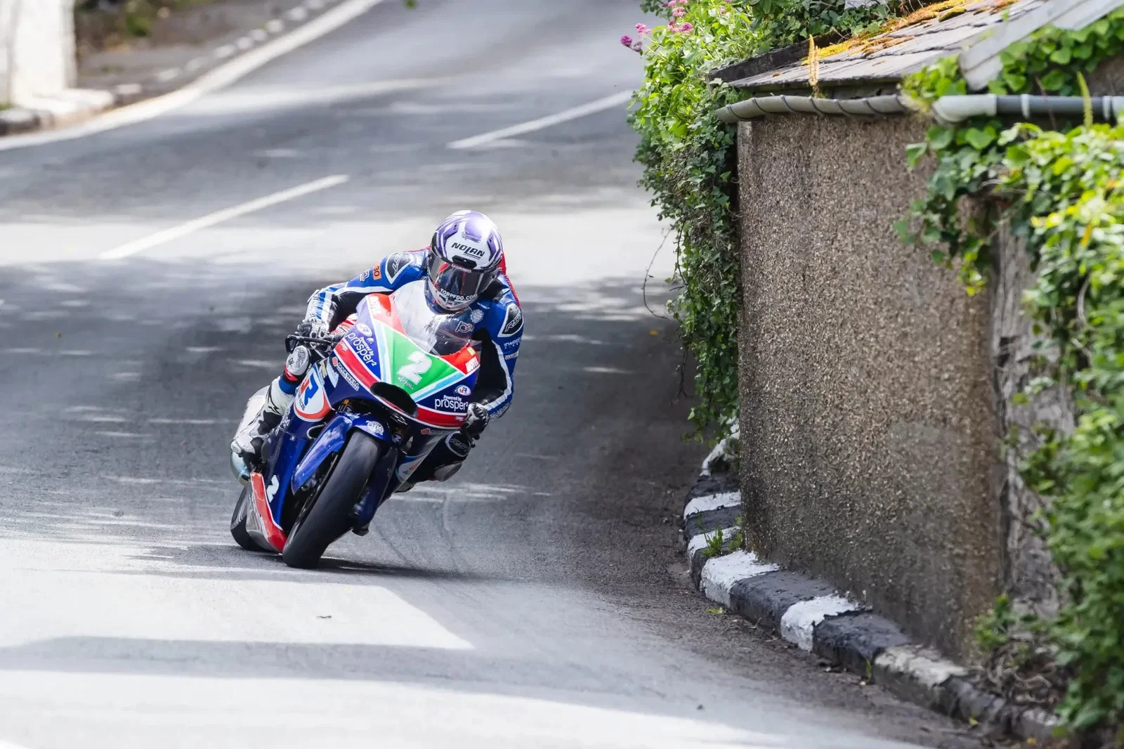 スポーツバイクTTレース。クレジット: マン島 TT.