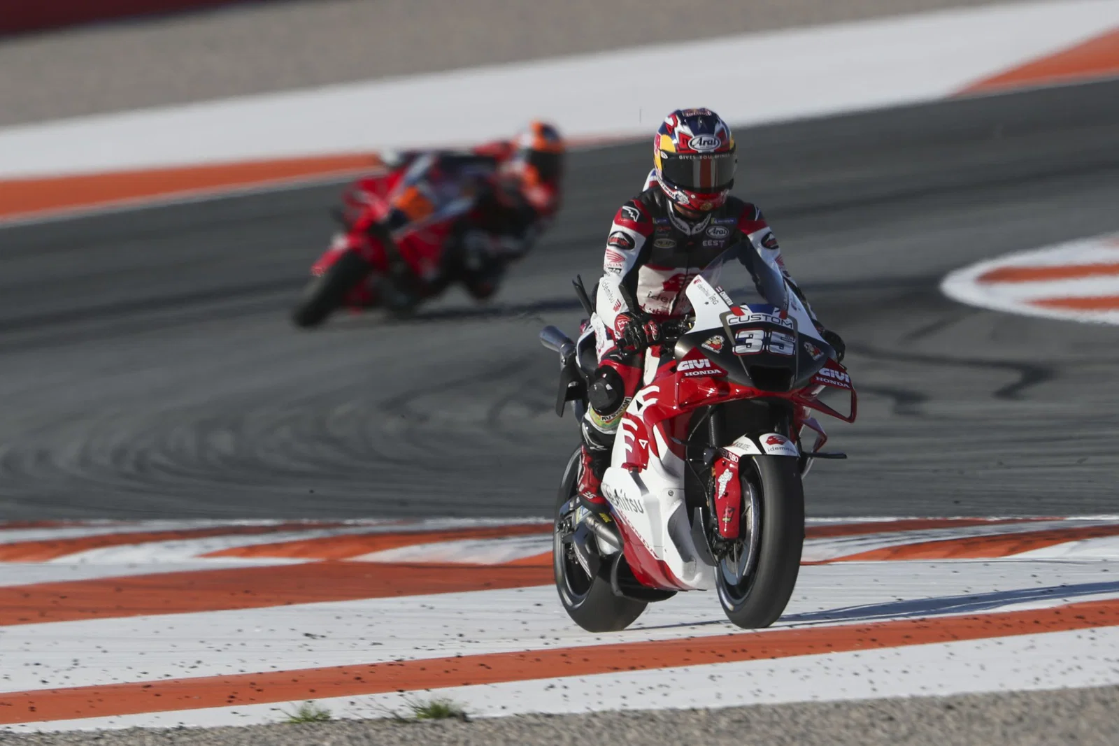 Honda RV213V MotoGPバイクに乗るソムキアット・チャントラ。クレジット: ゴールドとグース。