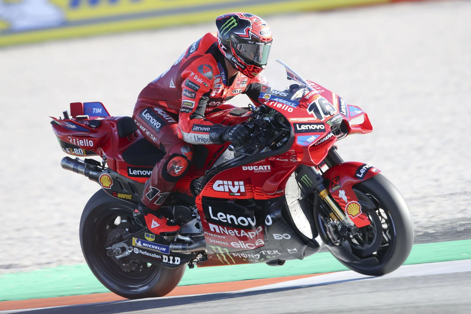 MotoGPバイクに乗るニコロ・ブレガ。クレジット: ゴールドとグース。