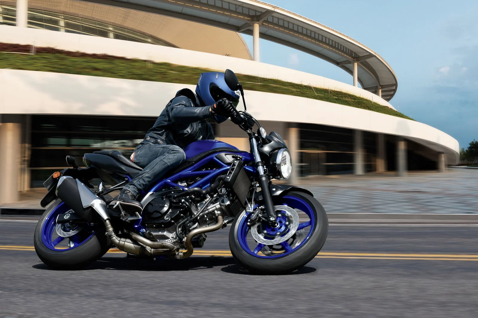 道路を走るスズキSV650。