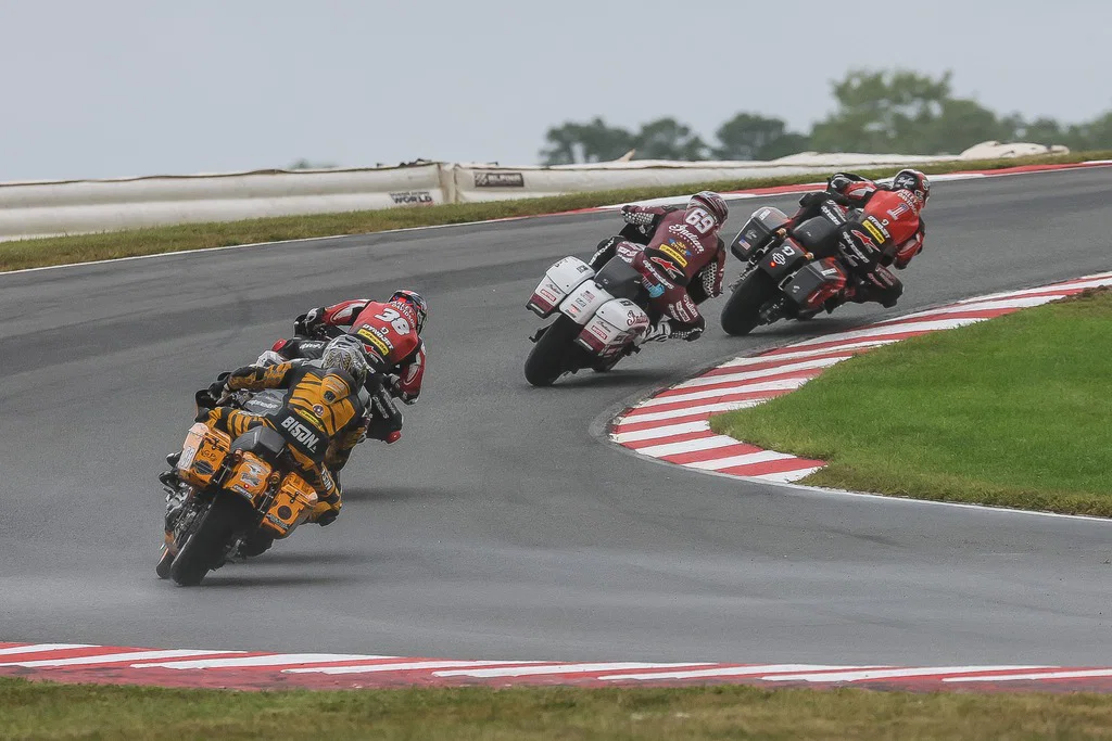 KOTBでレースをするハーレーダビッドソンとインディアンモーターサイクルバガー。